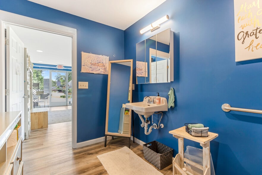 More Photos Of 414 W Fernwood Dr, Simpsonville General Retail For Sale