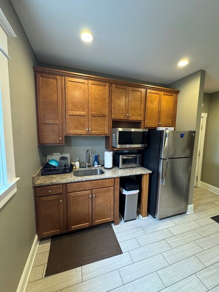 More Photos Of 640 W University Dr, Rochester Office Residential For Lease