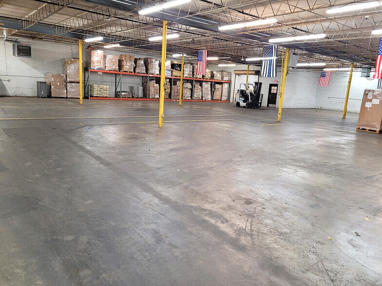 More Photos Of 1 S Lorraine St, Hutchinson Light Manufacturing For Sale