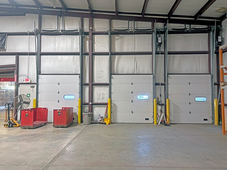 More Photos Of 1325 N Broad St, Carlinville Warehouse For Lease