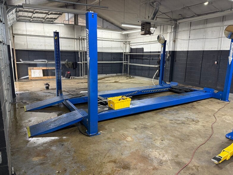 More Photos Of 3920 Hixson Pike, Chattanooga Auto Repair For Lease