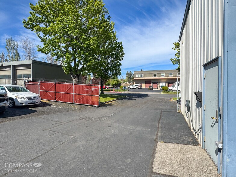 More Photos Of 850 NE 1st St, Bend Service For Lease