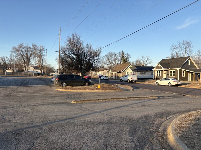 More Photos Of 1607-1641 Broadway St, Pekin General Retail For Lease