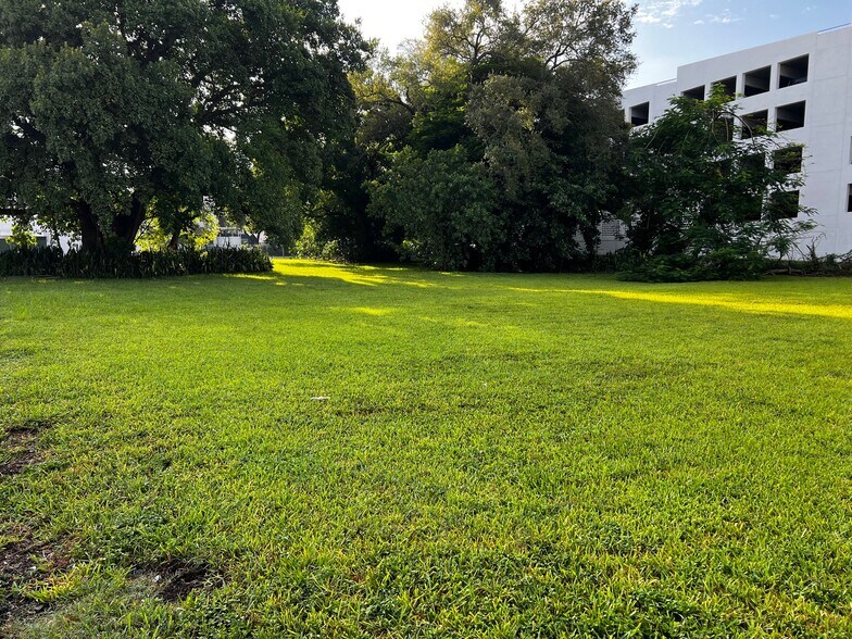 More Photos Of 400-436 NW 5th St, Miami Land For Lease