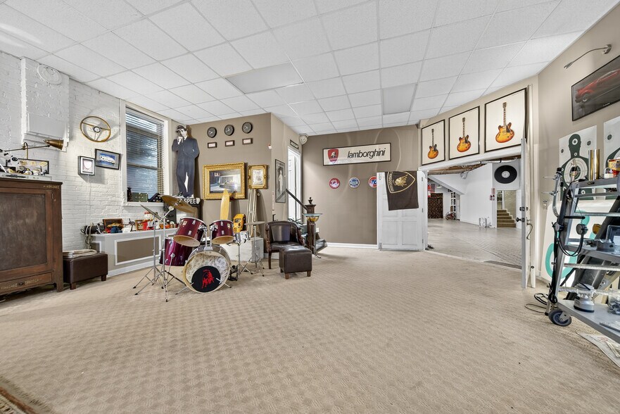 More Photos Of 109 7th Ave E, Springfield Flex For Sale