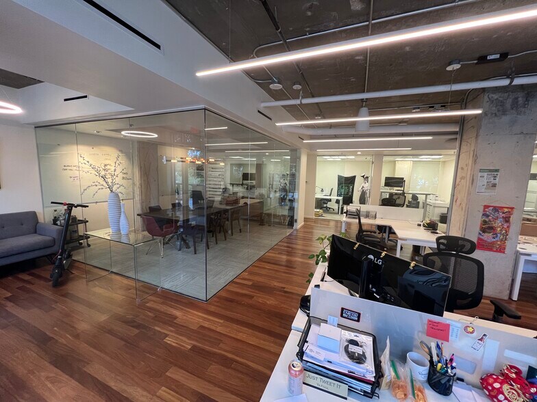 More Photos Of 901 W 9th St, Austin Office For Lease
