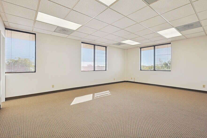 More Photos Of 2821 Lackland Rd, Fort Worth Office For Sale