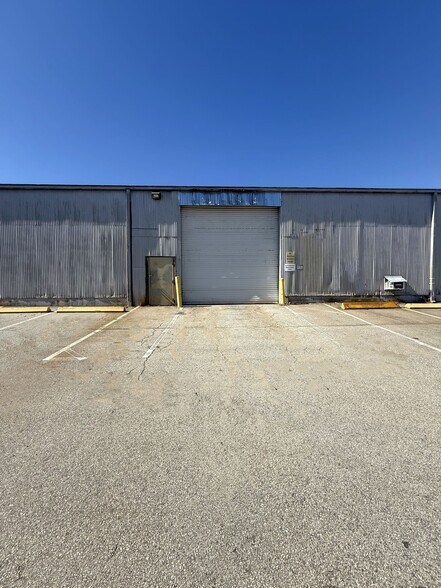 More Photos Of 878 E Broadway St, Griffin Industrial For Lease