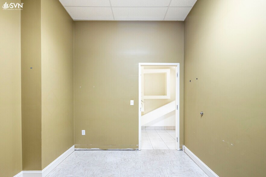 More Photos Of 1028-1030 Wellington Way, Lexington Health Club For Lease