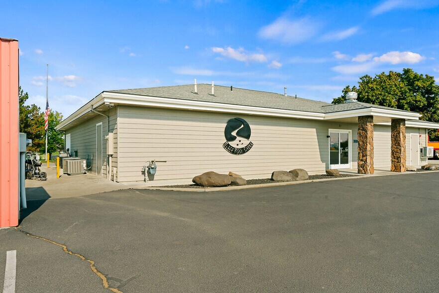 More Photos Of 31 Ray Rd, Sunnyside Sports And Entertainment For Sale