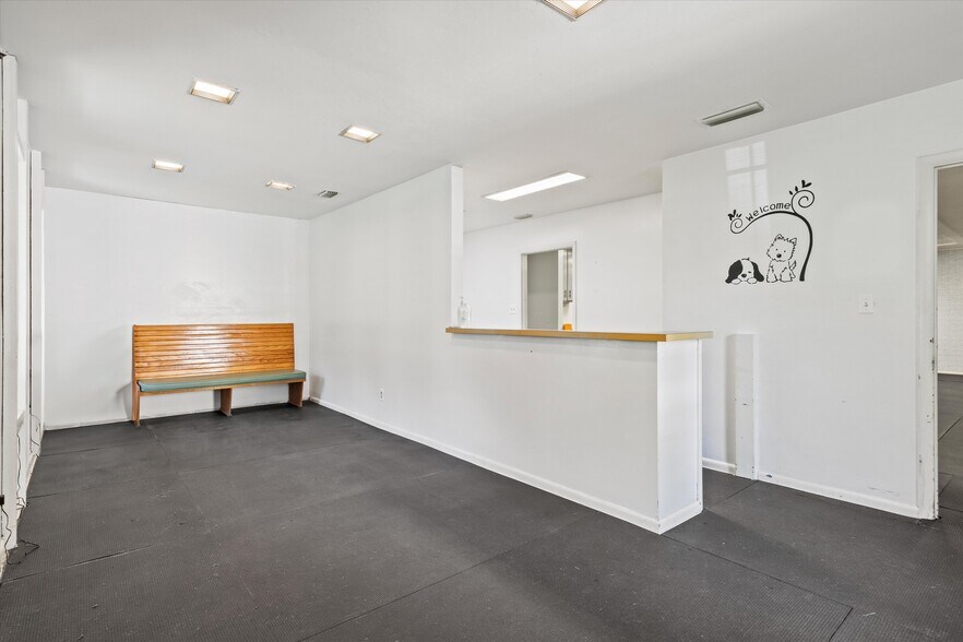 More Photos Of 1355 E Lafayette St, Tallahassee Veterinarian Kennel For Sale
