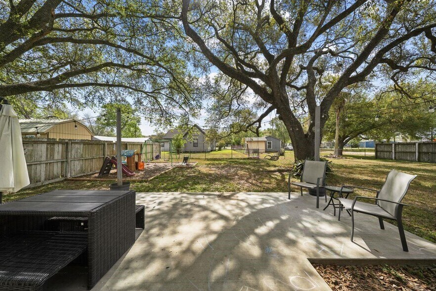 More Photos Of 3027 Poppy St, Needville Apartments For Sale