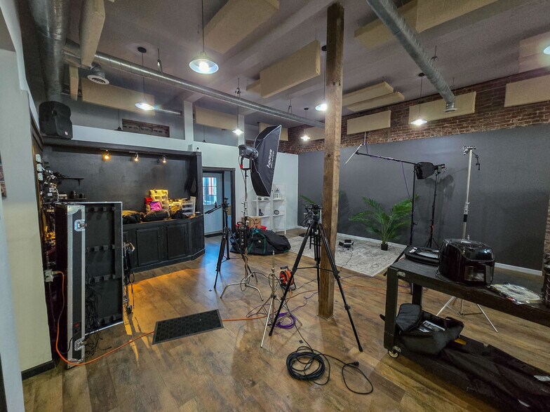 More Photos Of 410 Court St, Vienna Storefront Retail Residential For Sale