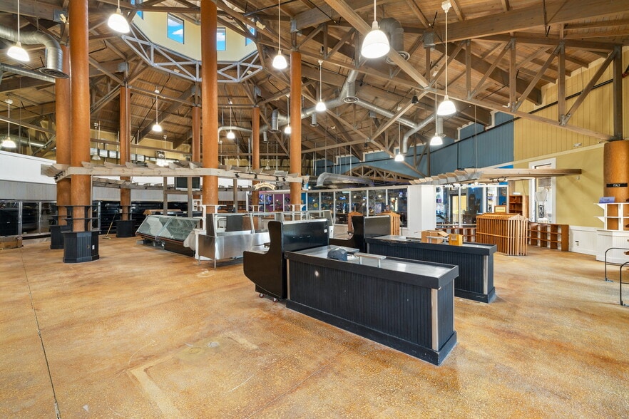 More Photos Of 17650 San Carlos Blvd, Fort Myers Supermarket For Sale