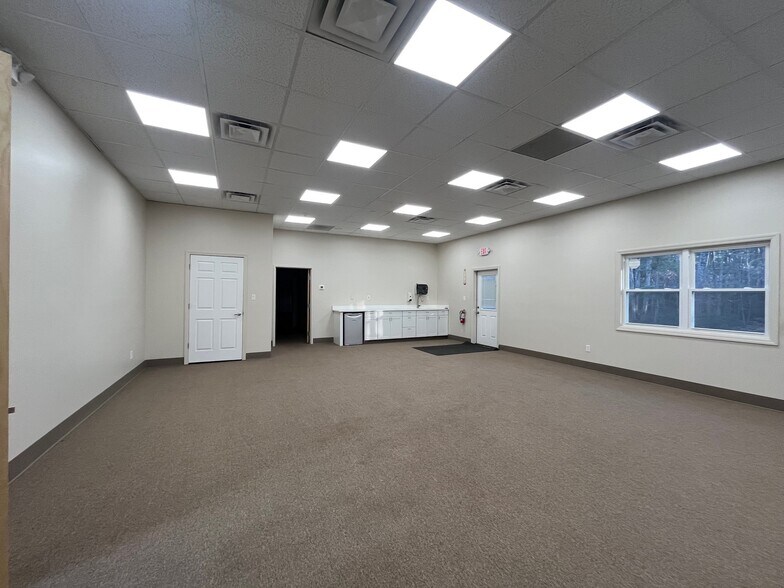 More Photos Of 612 Gravelly Hollow Rd, Medford Warehouse For Lease