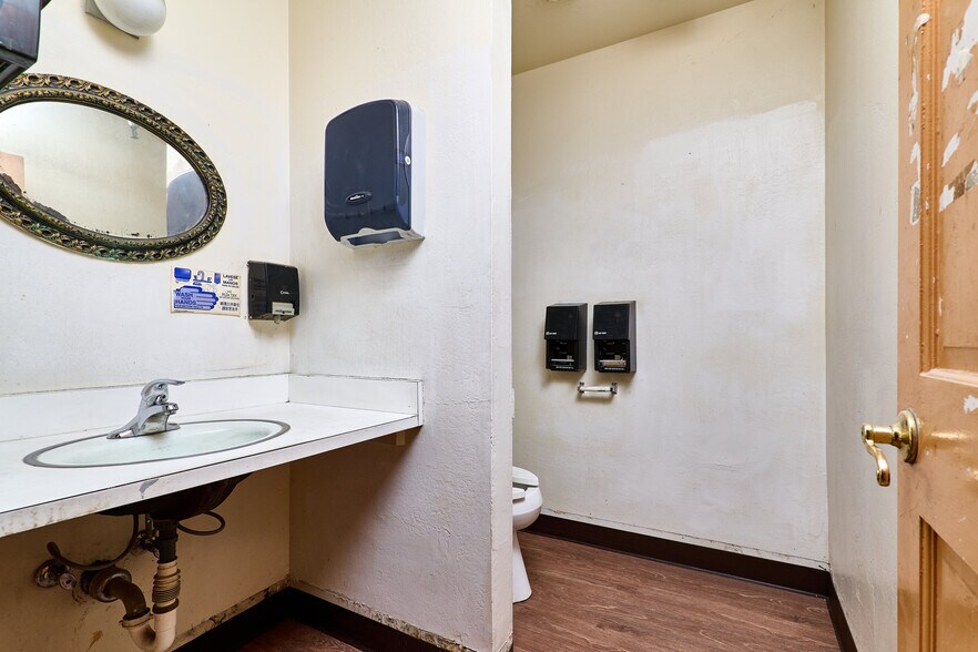 More Photos Of 910 2nd St, Sacramento Bar For Sale