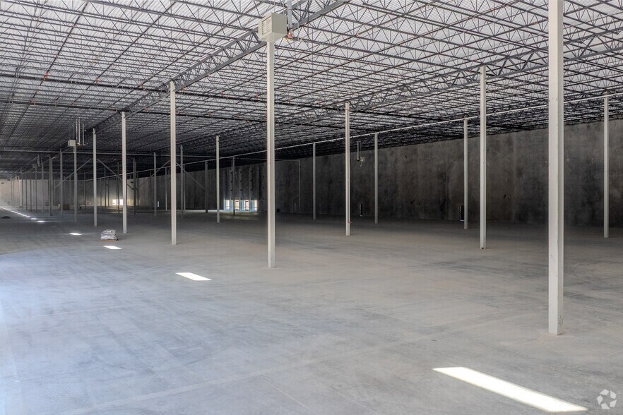 More Photos Of 560 Hinton Oaks Blvd, Knightdale Warehouse For Lease
