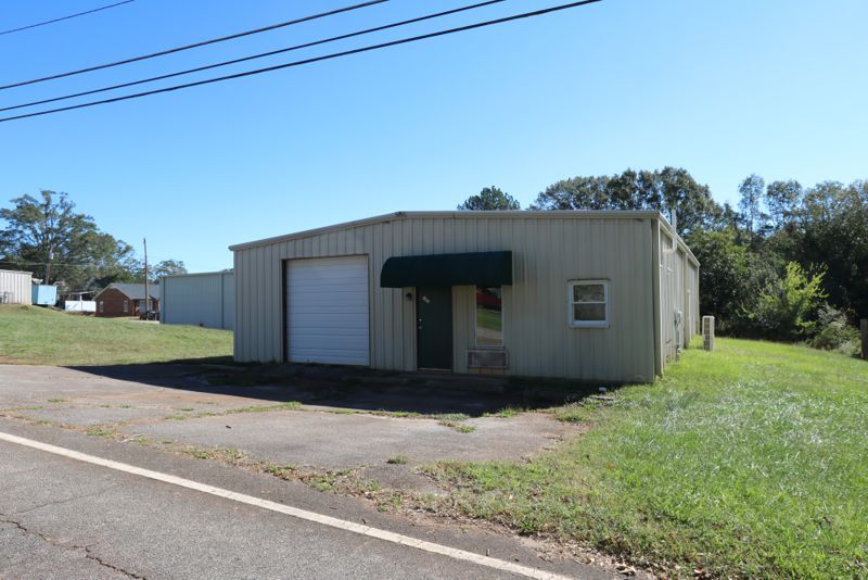 More Photos Of 102 S Moore St, Duncan Showroom For Lease