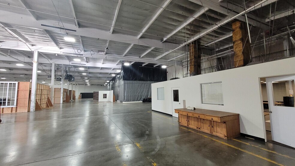 More Photos Of 21310-21314 Lassen St, Chatsworth Warehouse For Lease