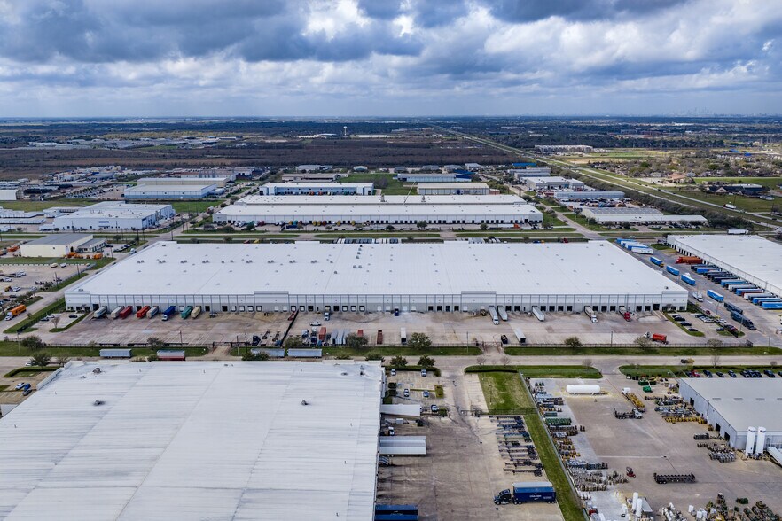 More Photos Of 4331 Underwood Rd, Pasadena Distribution For Lease