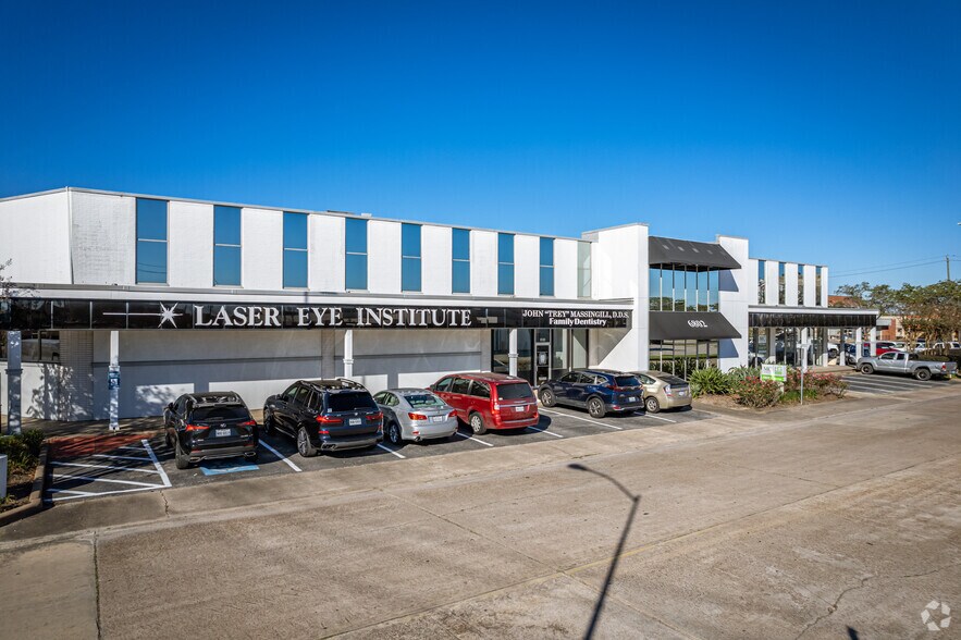 More Photos Of 6802 Mapleridge St, Bellaire Office For Lease