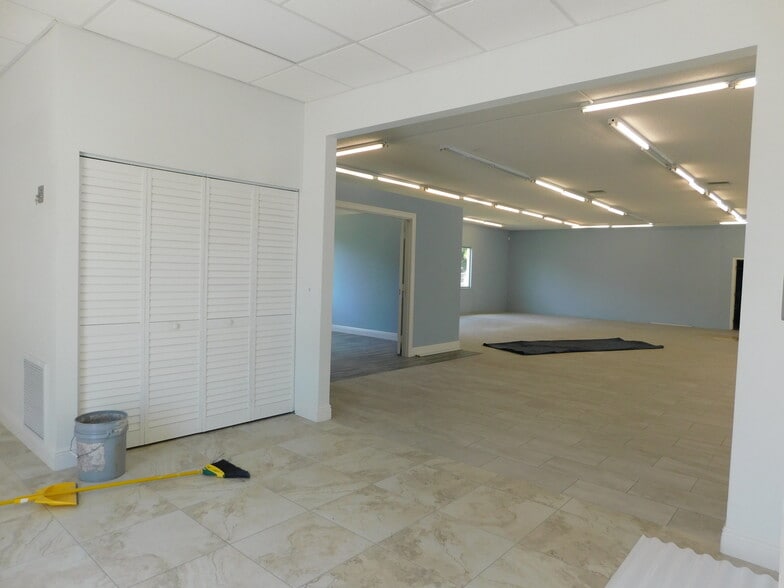 More Photos Of 5060 Industry Dr, Melbourne Manufacturing For Lease
