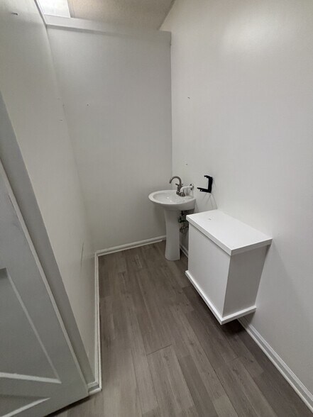 More Photos Of 305 Stoneridge Dr, Columbia Office For Sale