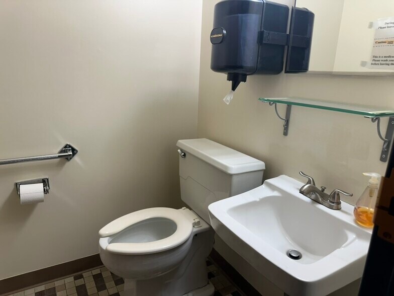 More Photos Of 2708 McGraw Dr, Bloomington Medical For Sale