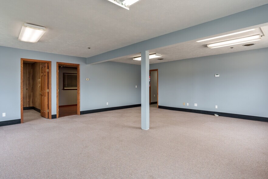 More Photos Of 3944 Auburn St, Rockford Warehouse For Lease