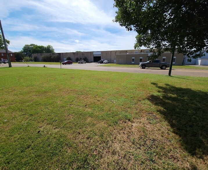 More Photos Of 105 S Missouri St, Jackson Warehouse For Lease