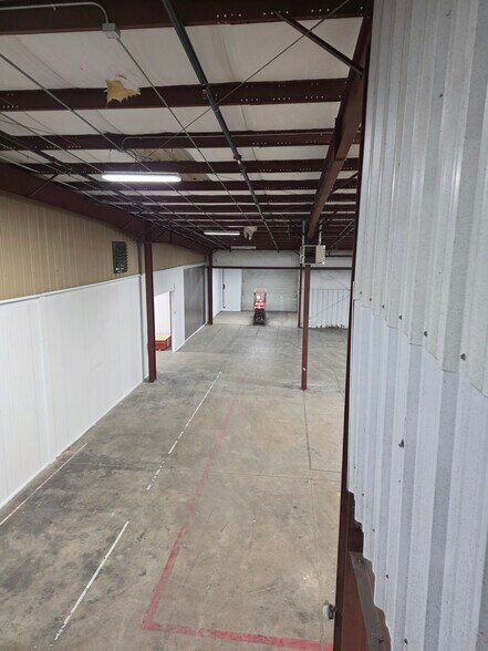 More Photos Of 318 Bell Park Dr, Woodstock Distribution For Lease
