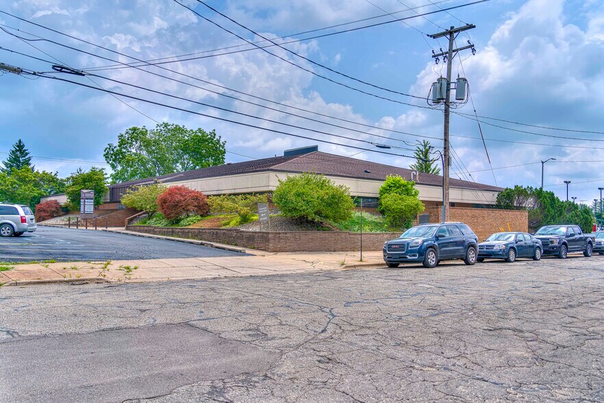 More Photos Of 900 E Michigan Ave, Jackson Office For Sale