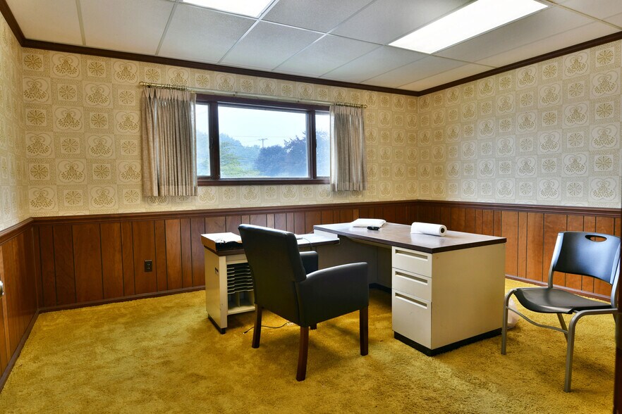 More Photos Of 696 Valley View Dr, Brookfield Office For Sale
