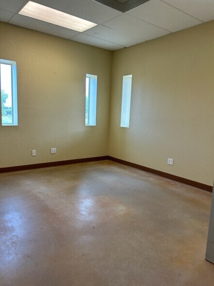 More Photos Of 1658 County Road 412, Glen Rose Warehouse For Lease