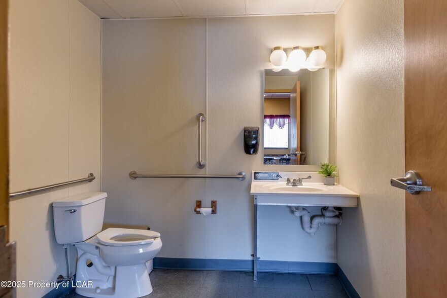 More Photos Of 1190 Sans Souci Pky, Hanover Township Restaurant For Sale