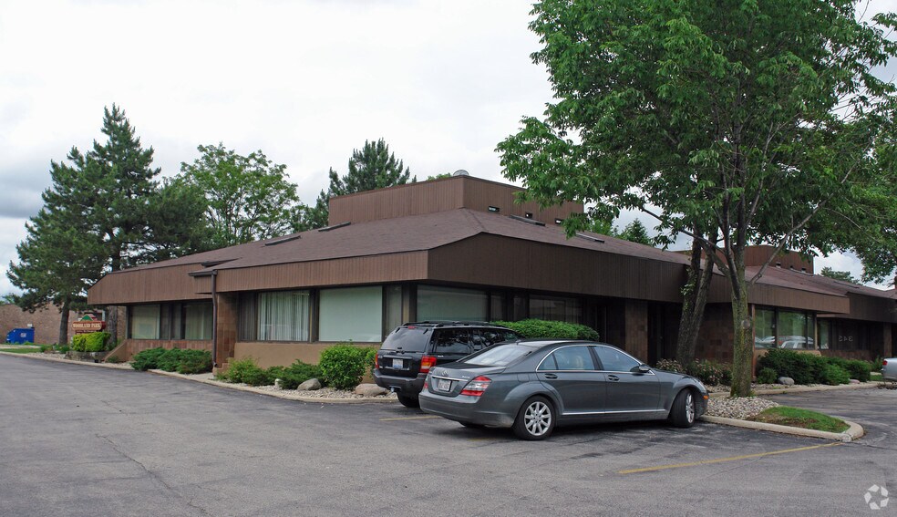 More Photos Of 16W343 83rd St, Burr Ridge Unknown For Lease