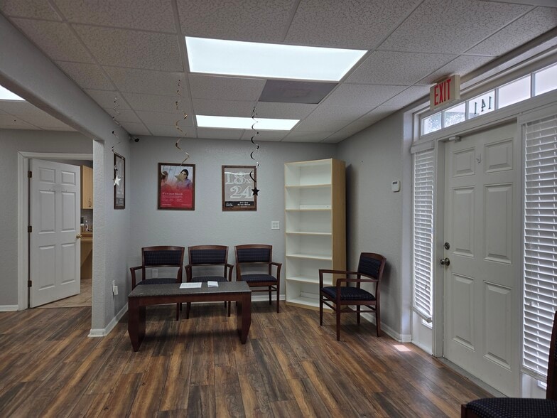 More Photos Of 143 N Oakwood Ave, Brandon Office For Lease