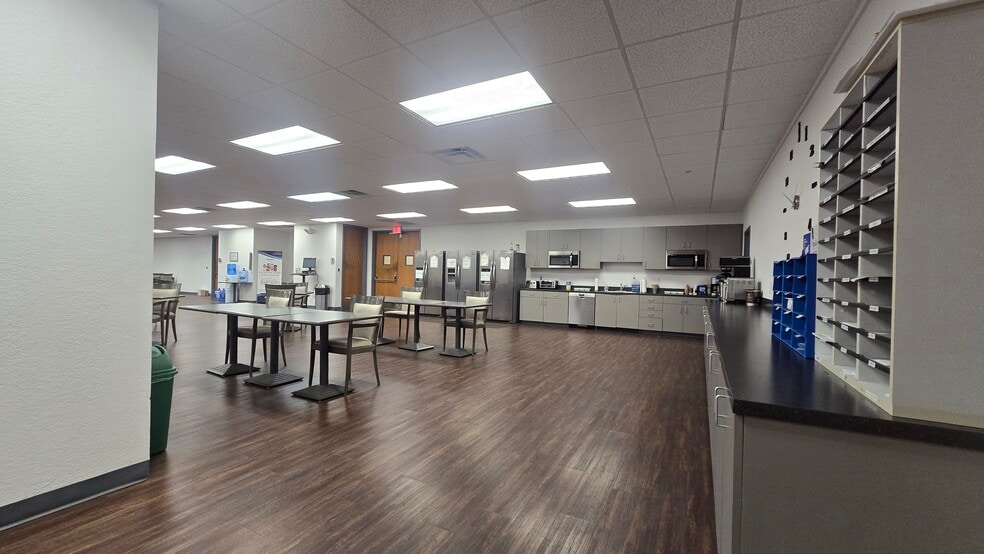 More Photos Of 13075 US Highway 19 N, Clearwater Flex For Lease