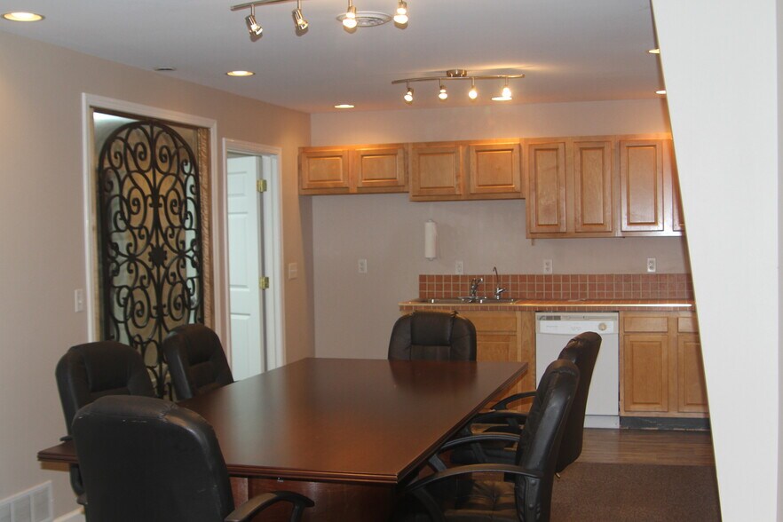 More Photos Of 210 N West St, Hillsboro Office For Sale