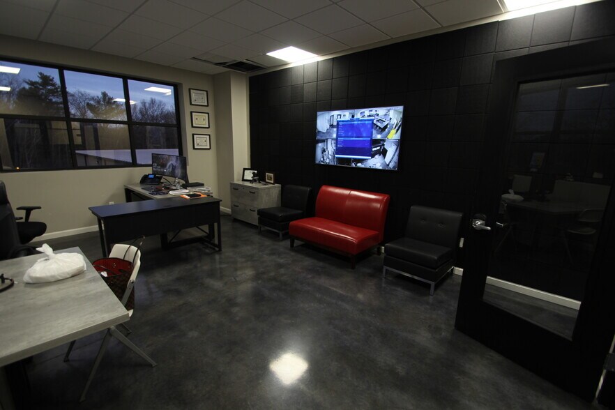 More Photos Of 2302 Turnpike St, North Andover General Retail For Lease