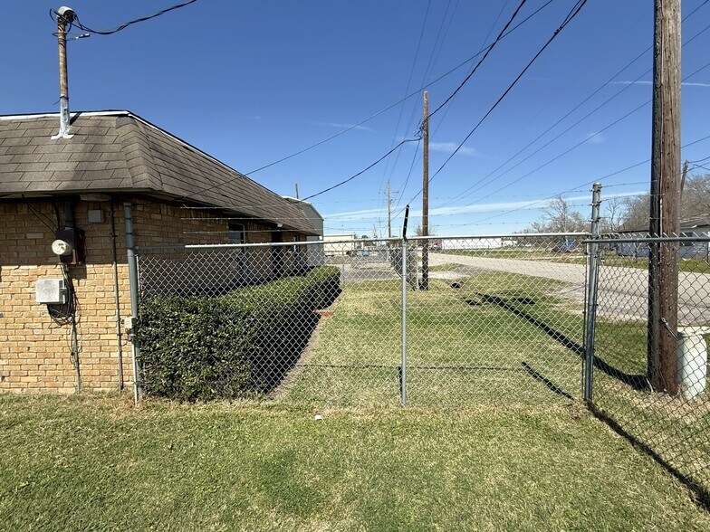 More Photos Of 1640 Lindbergh Dr, Beaumont Specialty For Sale