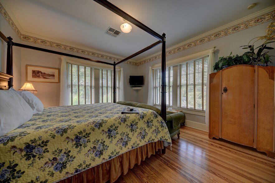 More Photos Of 1804 S Park St, Brenham Hospitality For Sale