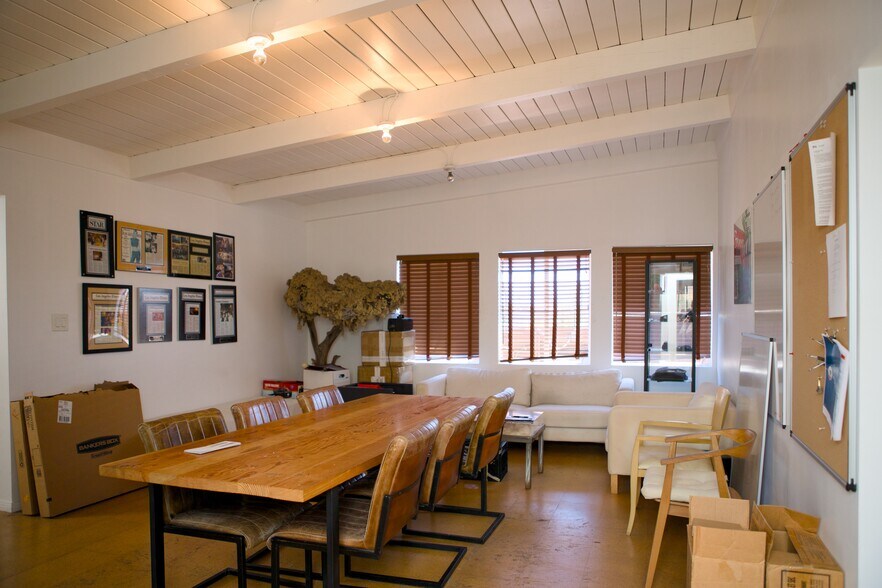 More Photos Of 10939 Venice Blvd, Los Angeles Bar For Sale