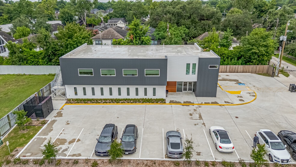 More Photos Of 2535 North Fwy, Houston Office For Lease