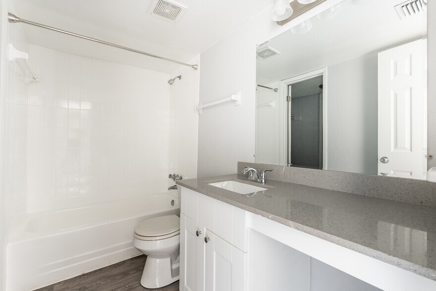More Photos Of 5659 Del Prado Dr, Tampa Apartments For Sale