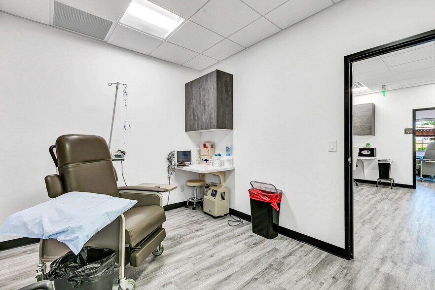 More Photos Of 4105 N 20th St, Phoenix Medical For Lease