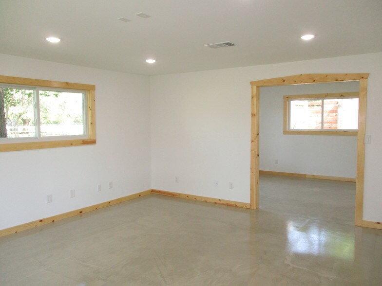 More Photos Of 12724 Lowden Ln, Manchaca Office Residential For Lease