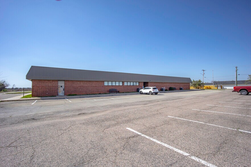 More Photos Of 1400 N Kennedy Ave, Shawnee Office For Sale