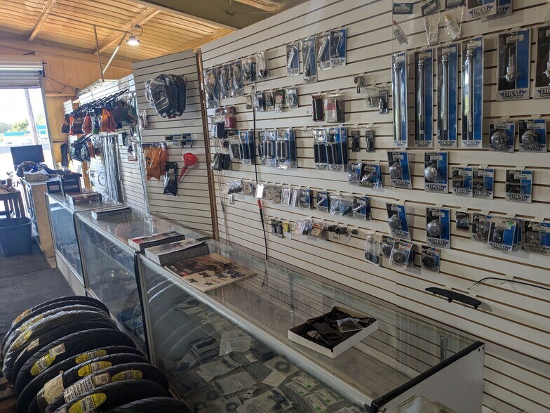 More Photos Of 11468 Black Jack Rd, Cumby Auto Repair For Sale