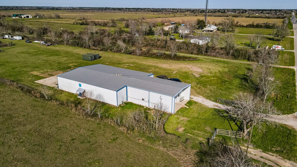 More Photos Of 33112 Rochen Rd, Waller Industrial For Sale